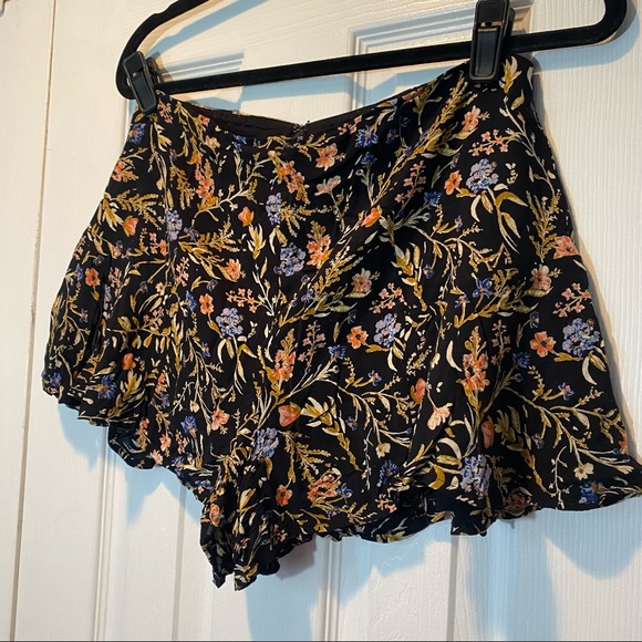 Urban Outfitters Kimchi Blue Floral Ruffle Shorts in Black/Gold - Picture 4 of 9